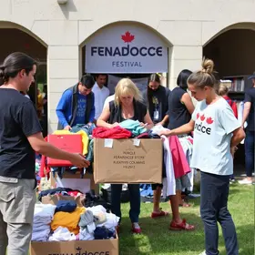 Campanha do Agasalho recebe doações na Fenadoce Campanha do Agasalho