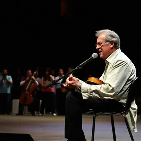 Renato Teixeira apresenta grandes clássicos da música brasileira em show no Theatro Sete de Abril, em Pelotas